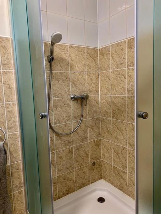 Cozy Apartment Near Hockey & Football Arena Pressburg Exterior foto